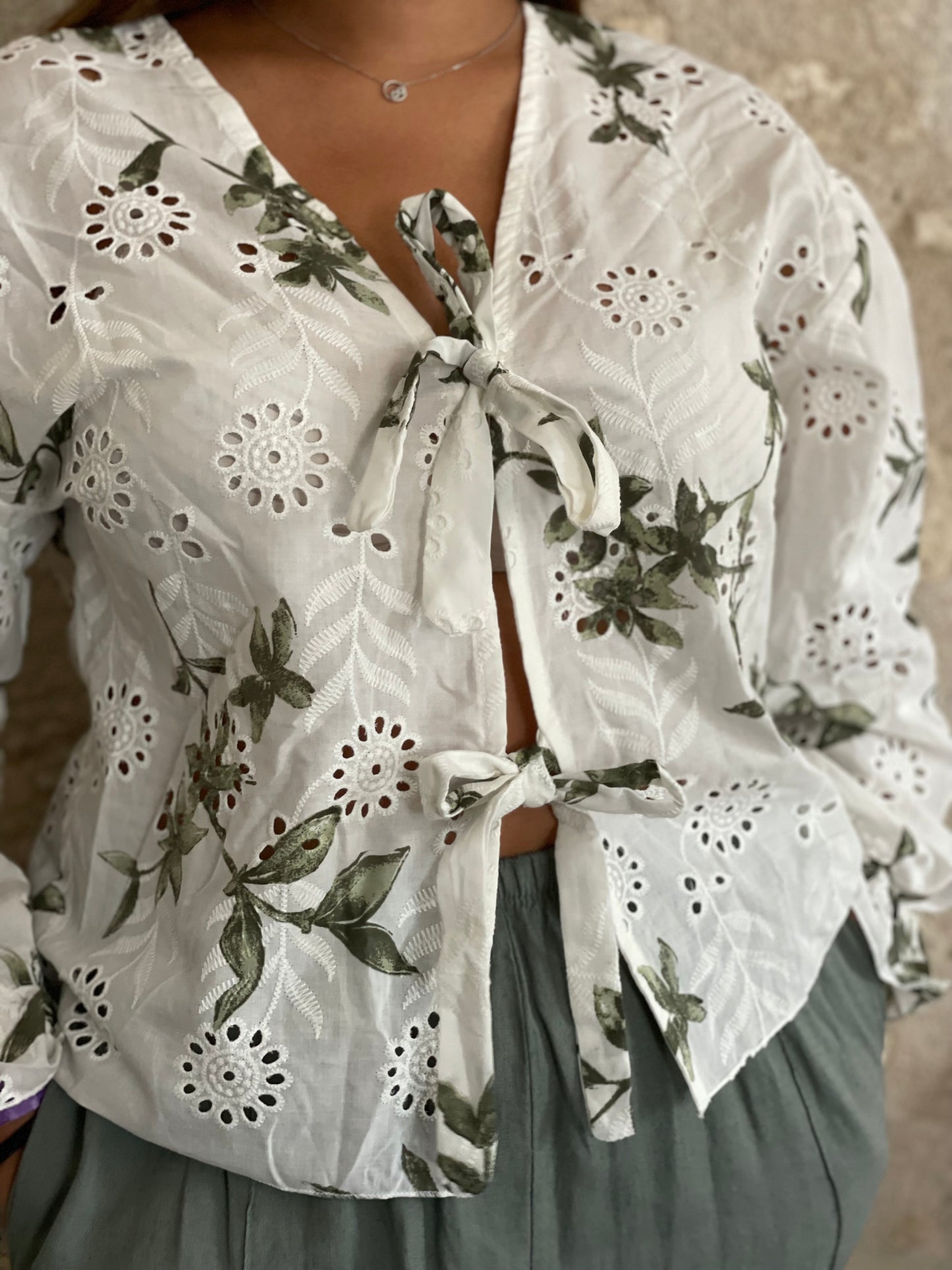 Blouse à noeuds et motifs